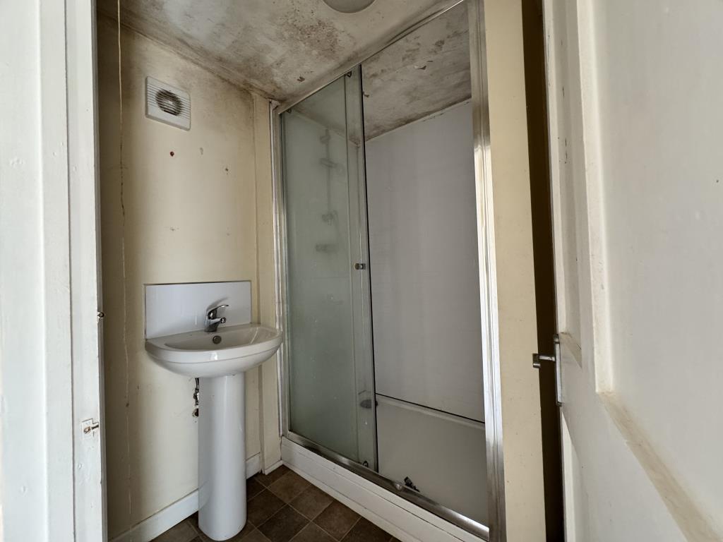 Lot: 130 - MID-TERRACE CORNER HOUSE - Shower room